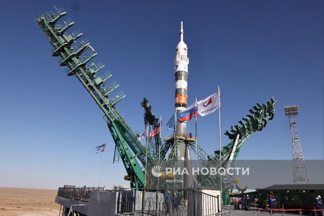 Вывоз на старт ракеты-носителя "Союз-2.1а" с пилотируемым кораблем "Союз МС-22"  