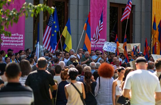 Митинг с требованием выхода из ОДКБ в Ереване