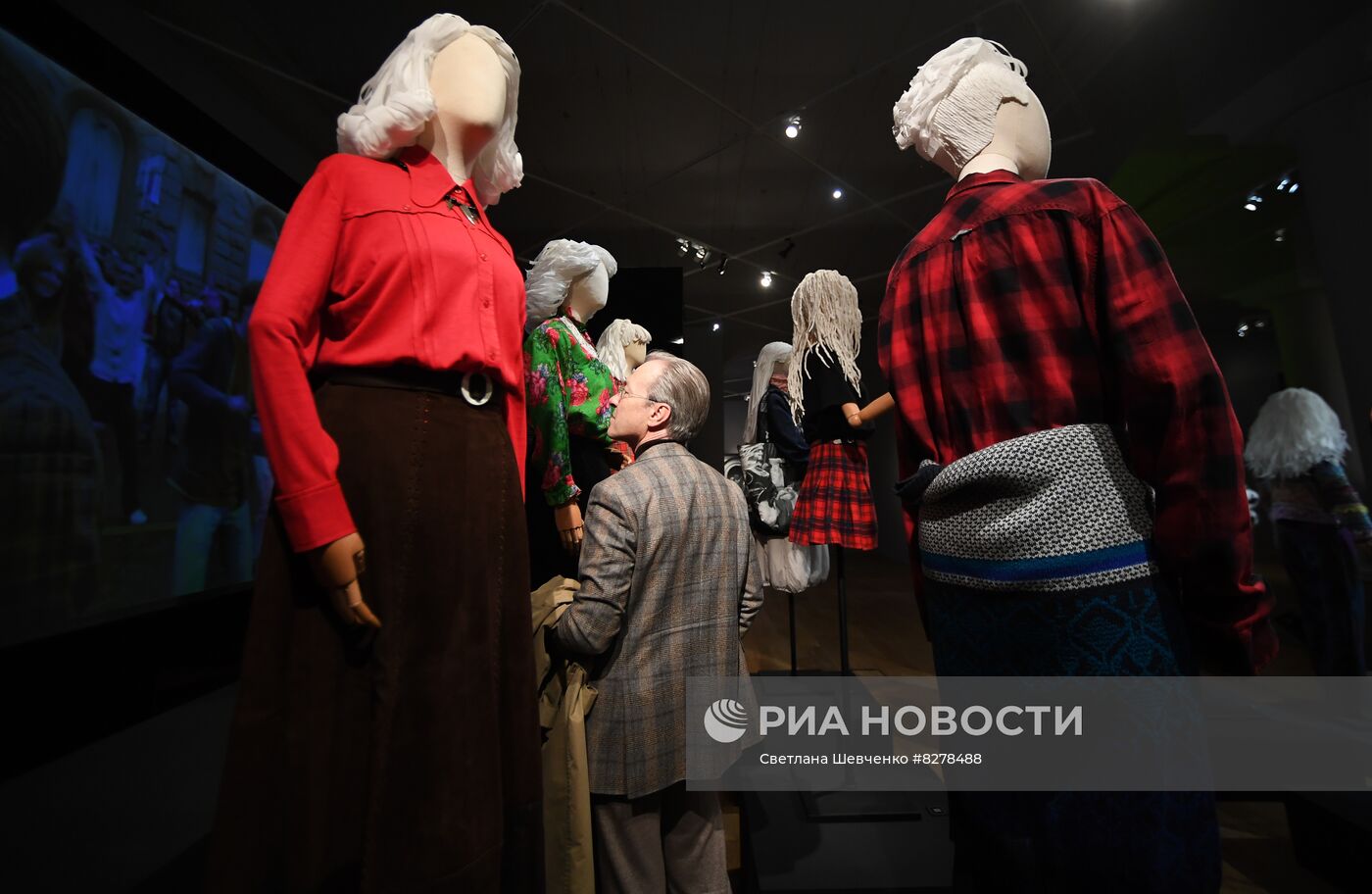 Посетители выставки, посвященной женской городской моде
