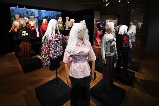 Показ выставки "Кринолин. Жакет. Свитшот. Стиль большого города" в Историческом музее