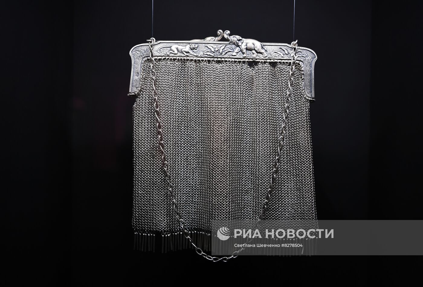 Показ выставки "Кринолин. Жакет. Свитшот. Стиль большого города" в Историческом музее