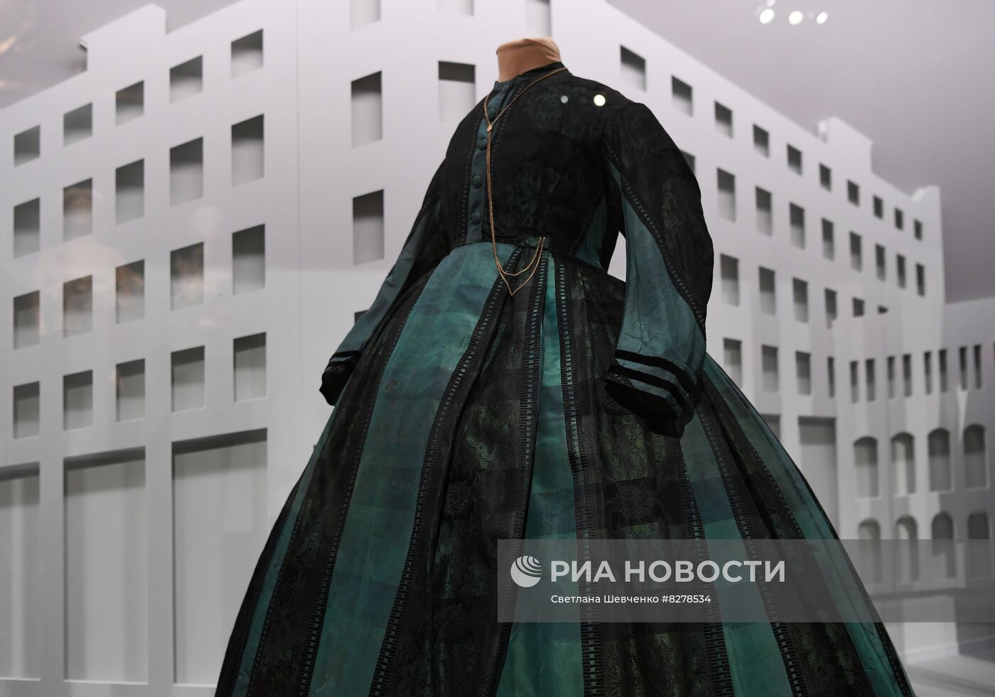 Показ выставки "Кринолин. Жакет. Свитшот. Стиль большого города" в Историческом музее