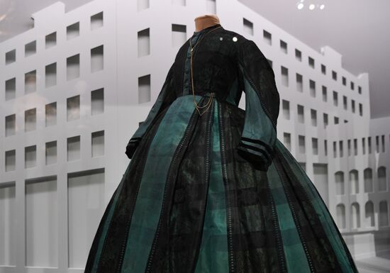 Показ выставки "Кринолин. Жакет. Свитшот. Стиль большого города" в Историческом музее