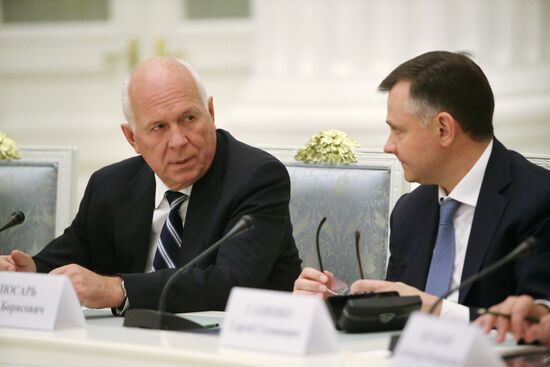 Президент РФ В. Путин провел совещание с руководителями предприятий ОПК