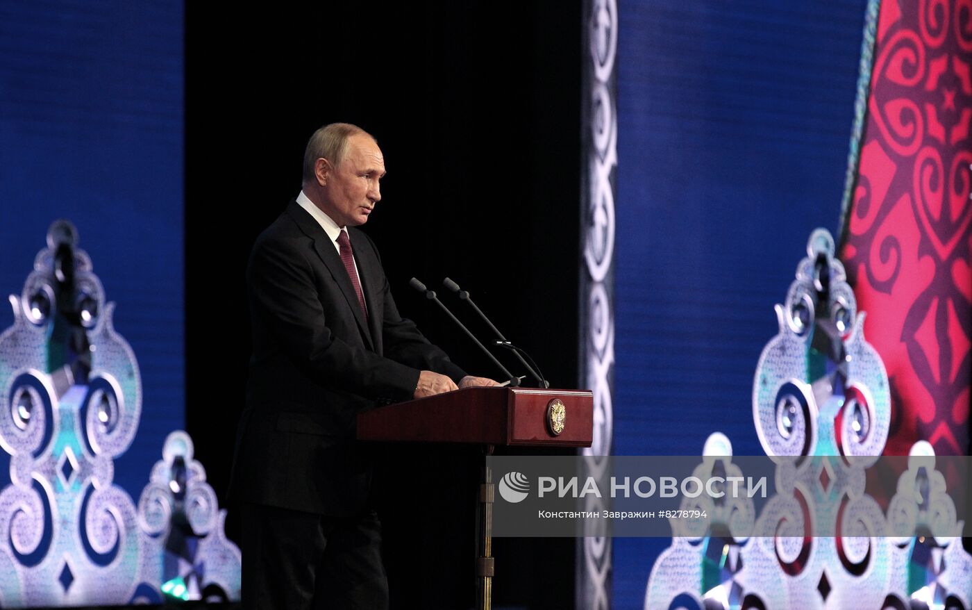 Президент РФ В. Путин выступил на мероприятии к 100-летию республик Адыгея, КБР и КЧР
