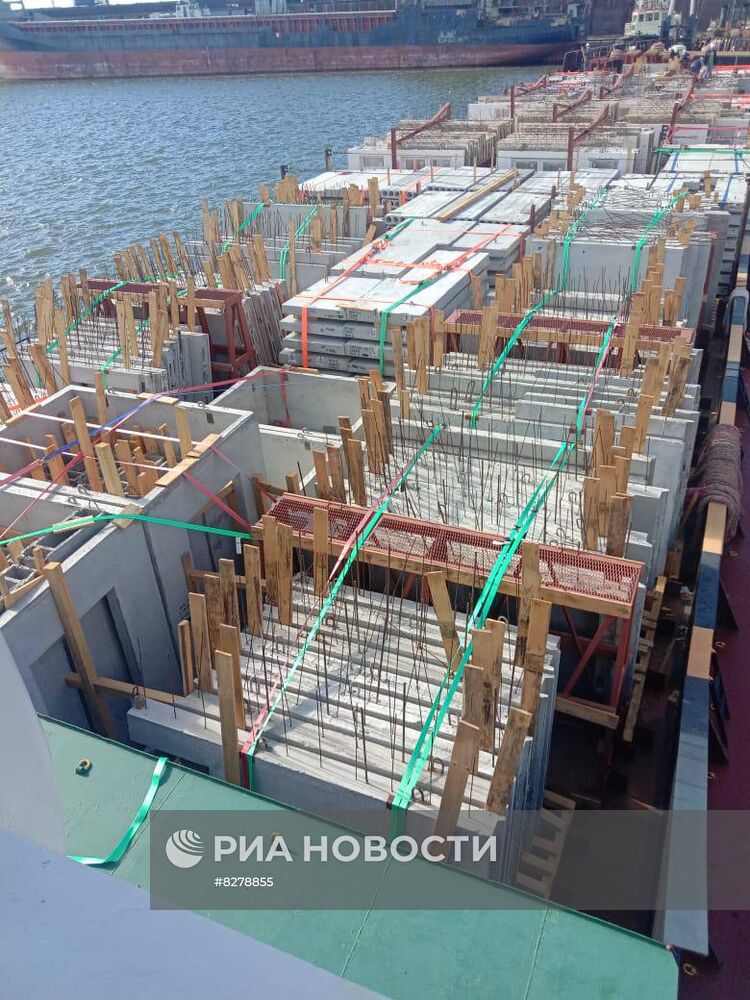 В Мариуполь прибыла баржа со стройматериалами из РФ