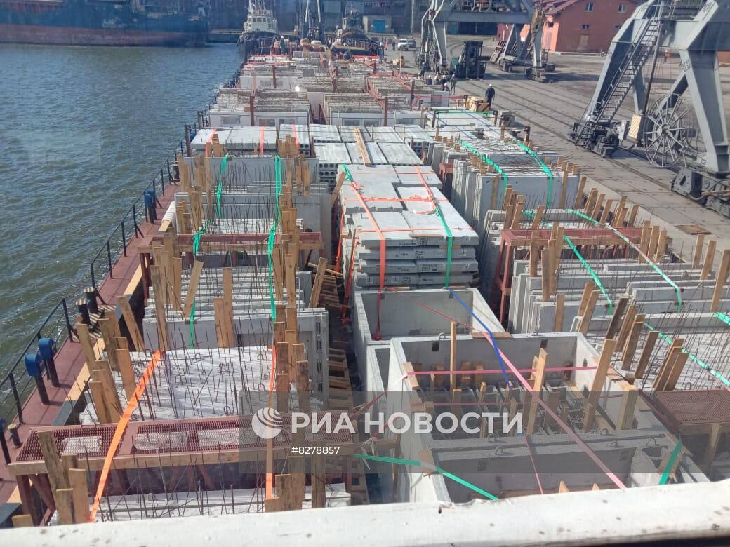 В Мариуполь прибыла баржа со стройматериалами из РФ