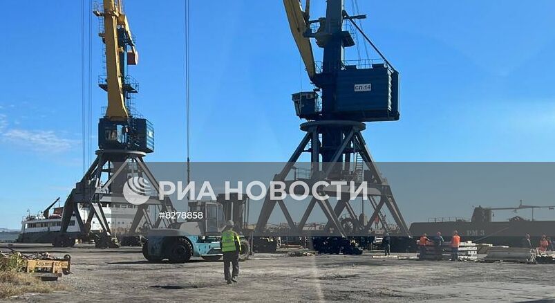 В Мариуполь прибыла баржа со стройматериалами из РФ