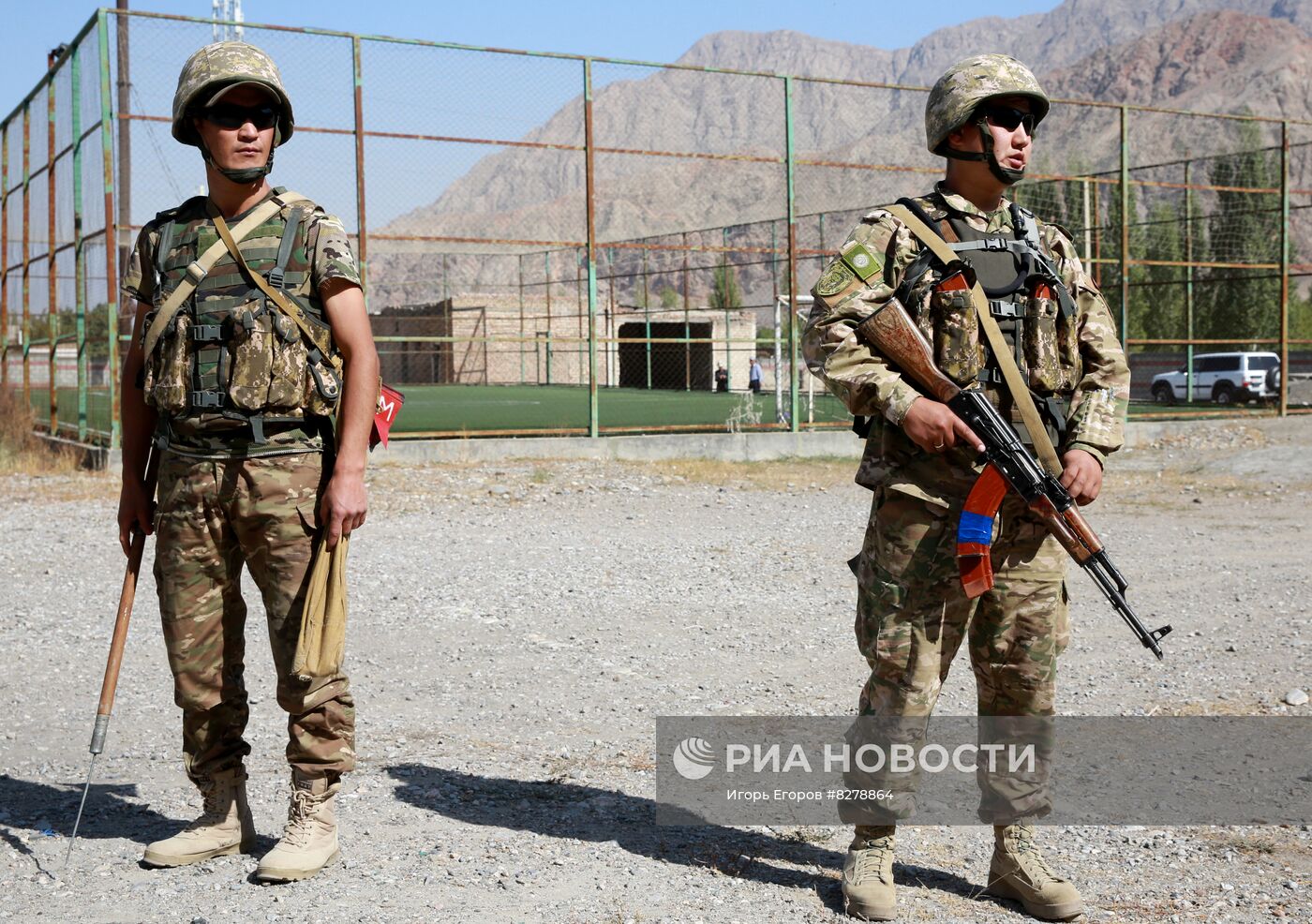 Киргизские солдаты на киргизско-таджикской границе
