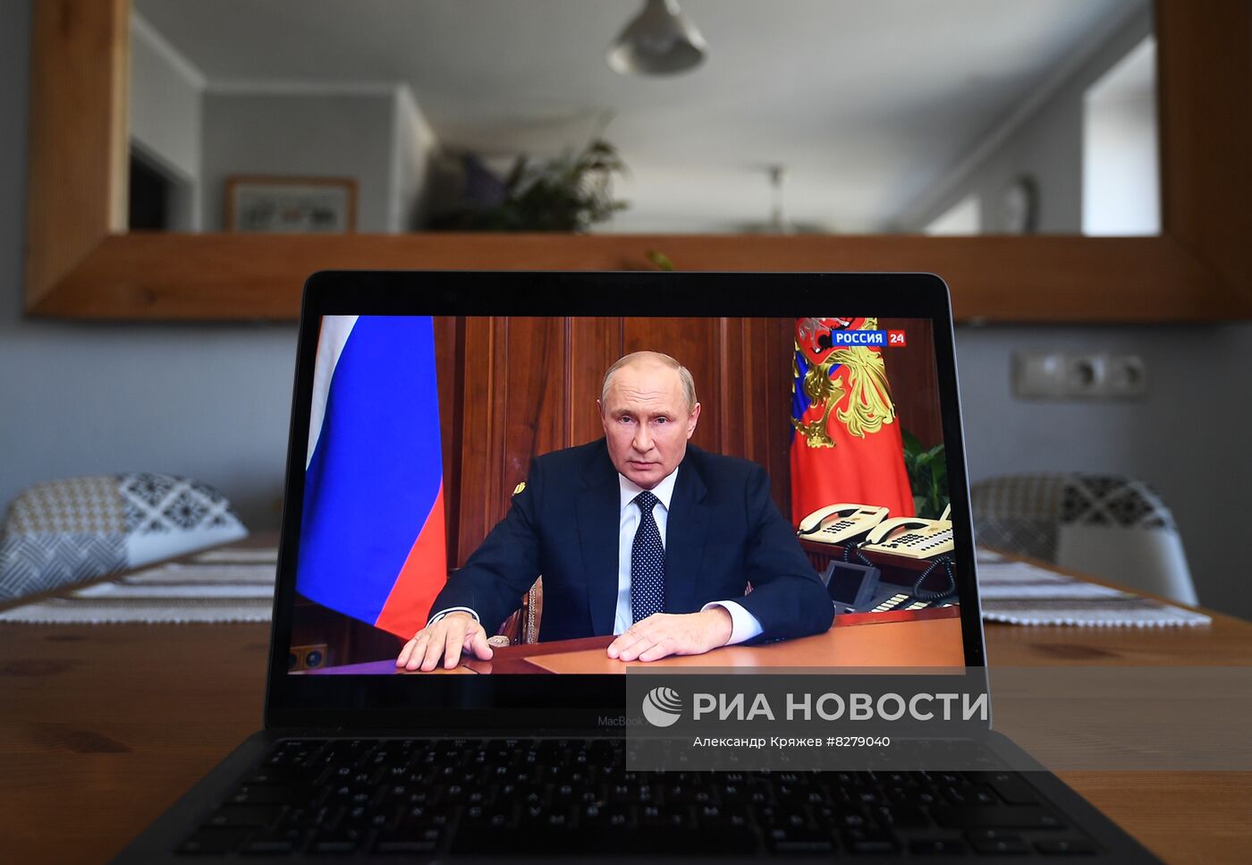 Трансляция срочного обращения В. Путина к россиянам