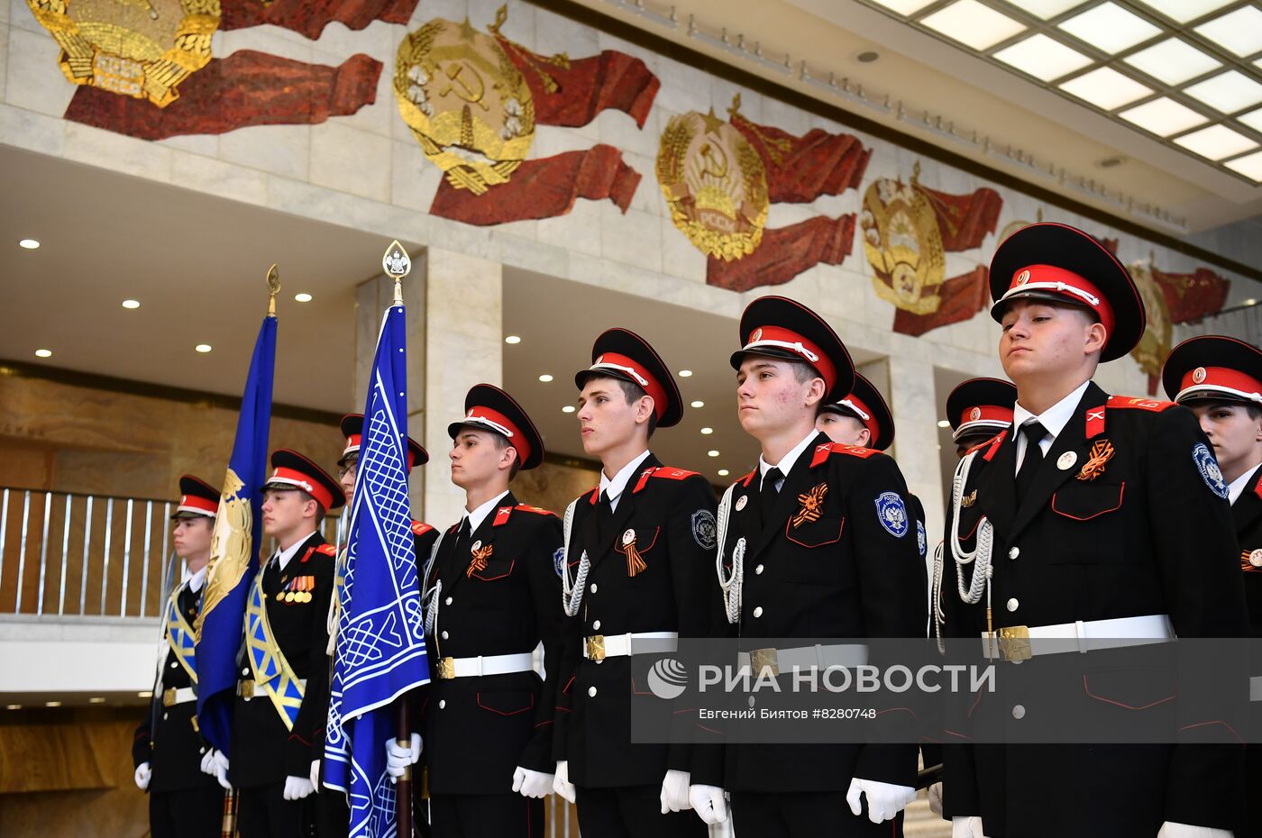 Церемония вручения знамени президента РФ победителю смотра-конкурса на звание "Лучший казачий кадетский корпус"