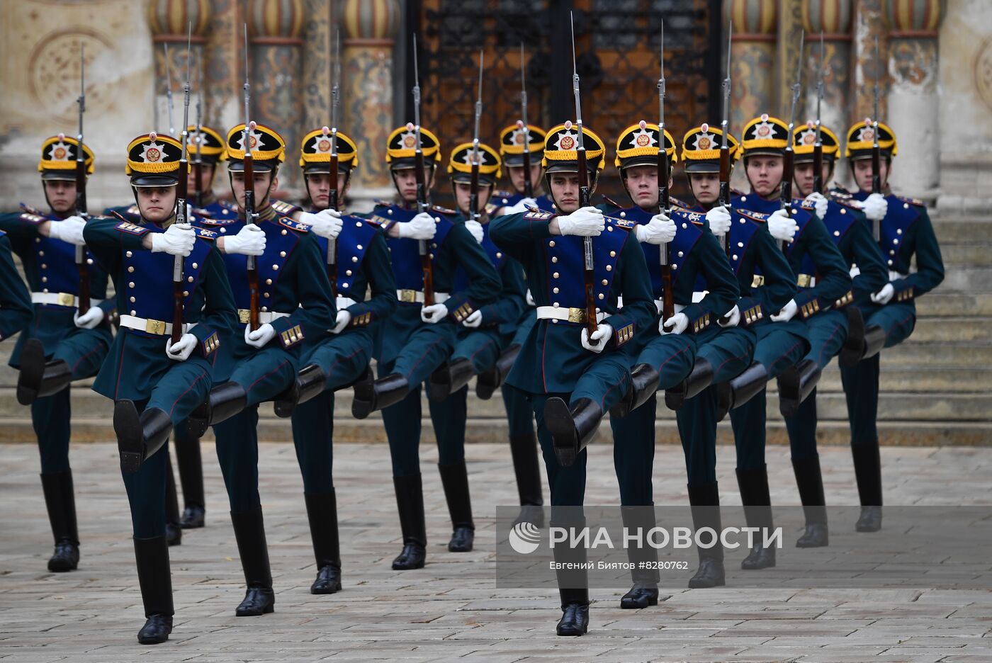 Церемония вручения знамени президента РФ победителю смотра-конкурса на звание "Лучший казачий кадетский корпус"