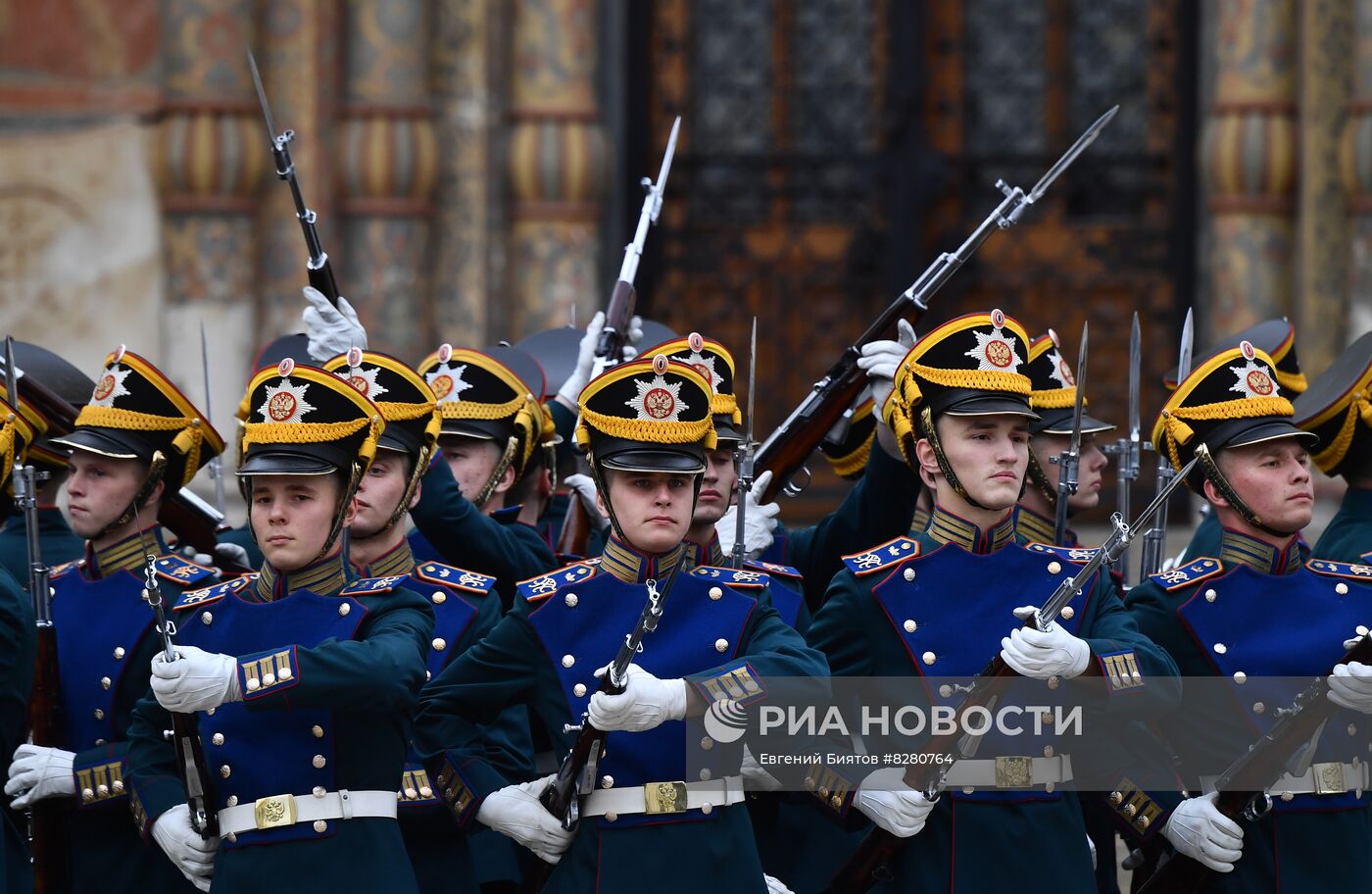 Церемония вручения знамени президента РФ победителю смотра-конкурса на звание "Лучший казачий кадетский корпус"