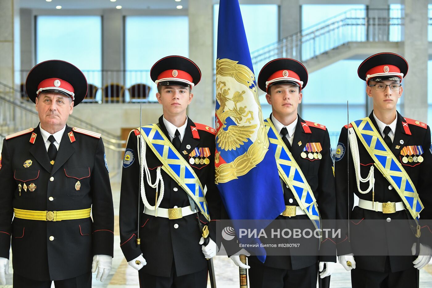 Церемония вручения знамени президента РФ победителю смотра-конкурса на звание "Лучший казачий кадетский корпус"