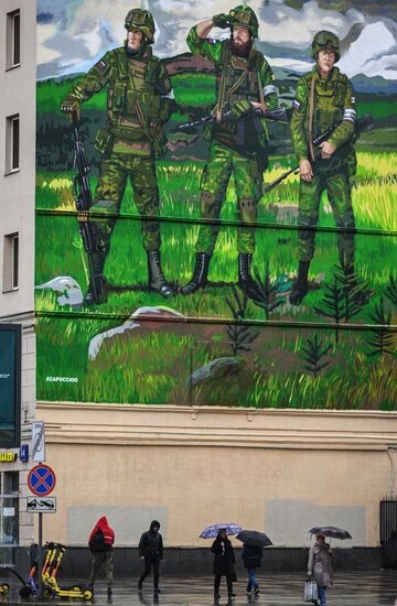 Граффити в поддержку российских военнослужащих на стене дома в Москве 