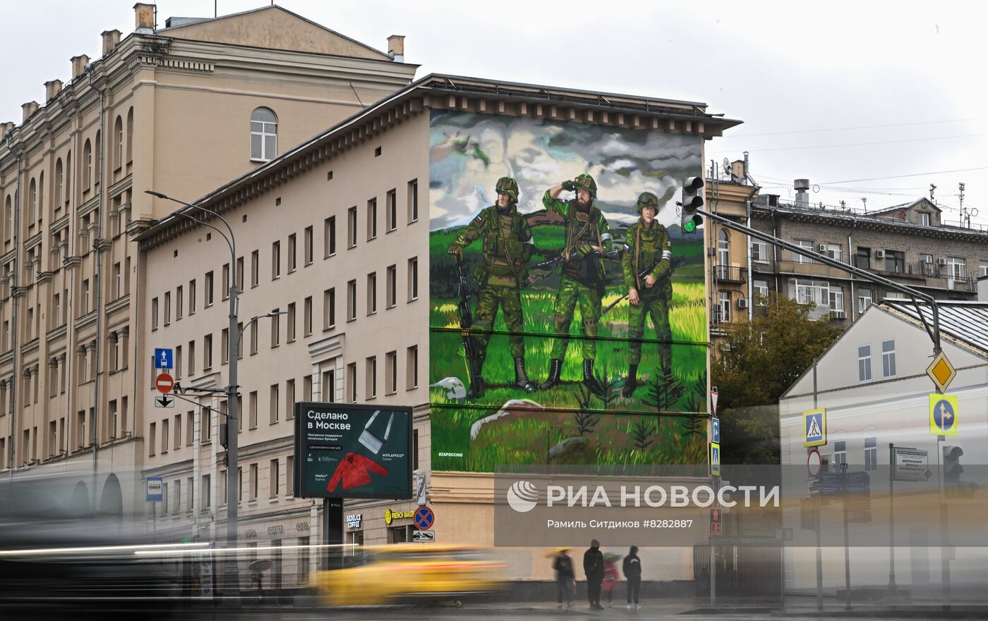 Граффити в поддержку российских военнослужащих на стене дома в Москве 