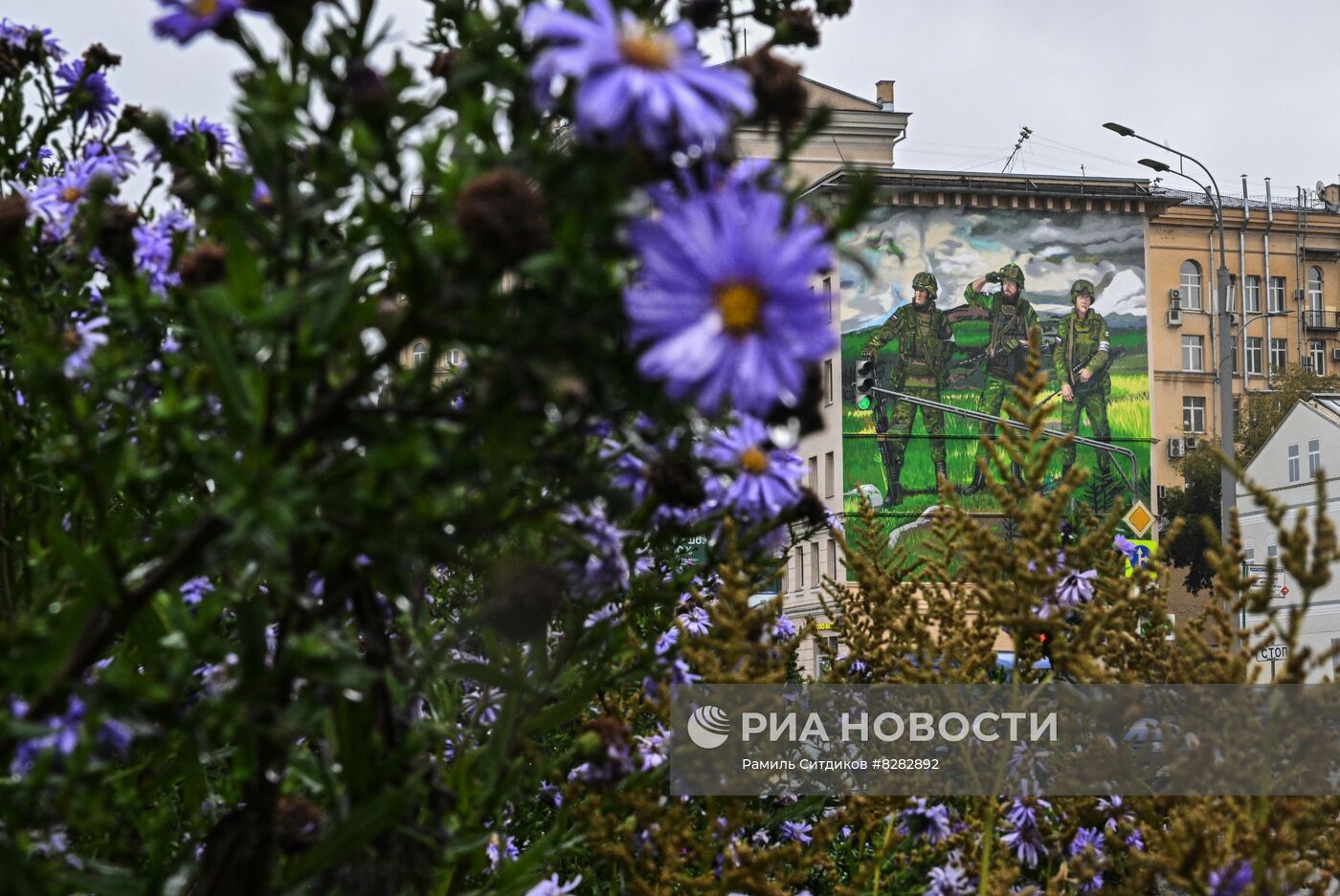 Граффити в поддержку российских военнослужащих на стене дома в Москве 