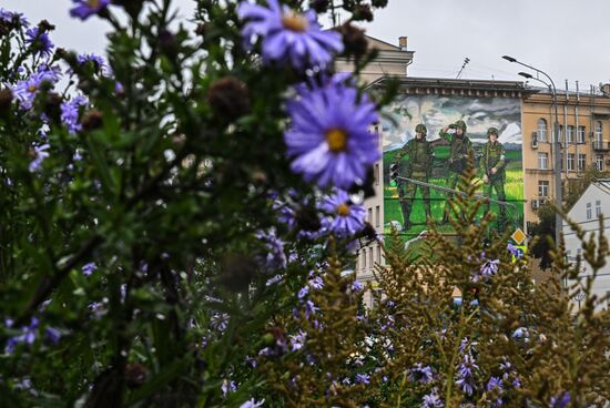 Граффити в поддержку российских военнослужащих на стене дома в Москве 