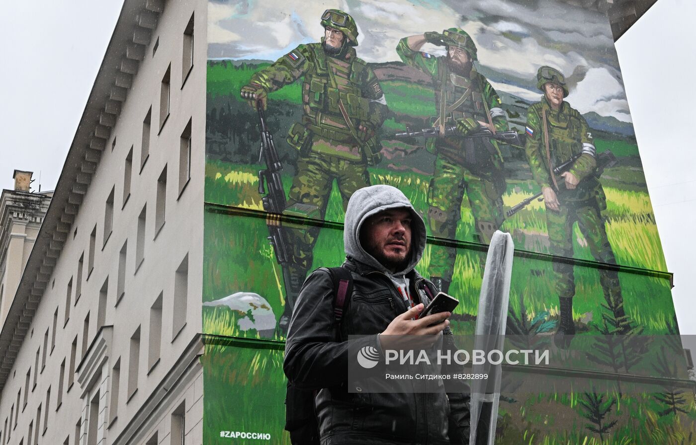 Граффити в поддержку российских военнослужащих на стене дома в Москве 