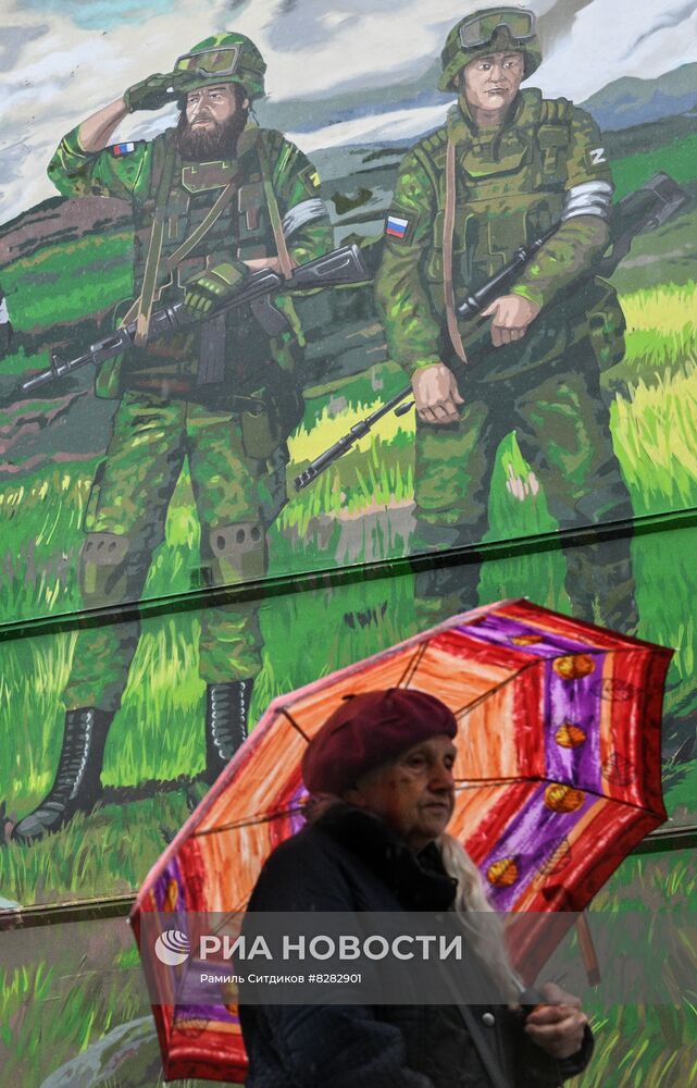 Граффити в поддержку российских военнослужащих на стене дома в Москве 