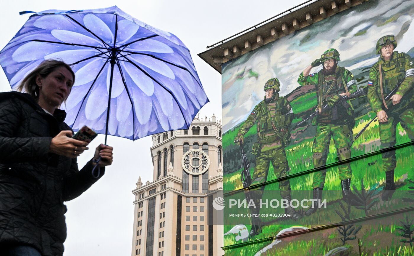 Граффити в поддержку российских военнослужащих на стене дома в Москве 