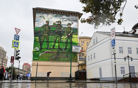 Граффити в поддержку российских военнослужащих на стене дома в Москве 