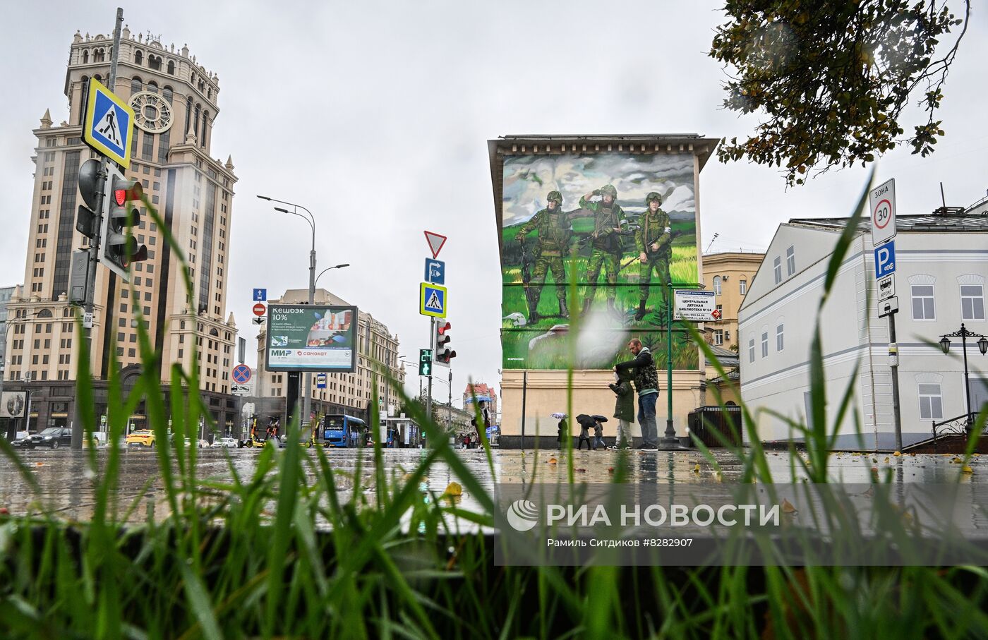 Граффити в поддержку российских военнослужащих на стене дома в Москве 