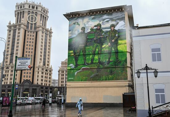 Граффити в поддержку российских военнослужащих на стене дома в Москве 