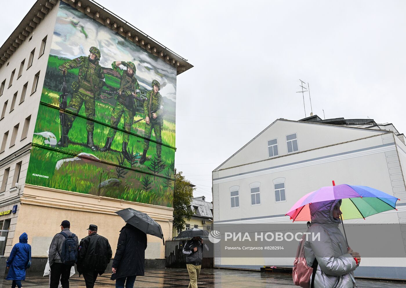 Граффити в поддержку российских военнослужащих на стене дома в Москве 