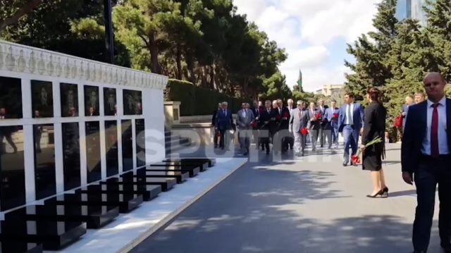 Володин возложил цветы к могилам погибших в Карабахской войне в Баку 