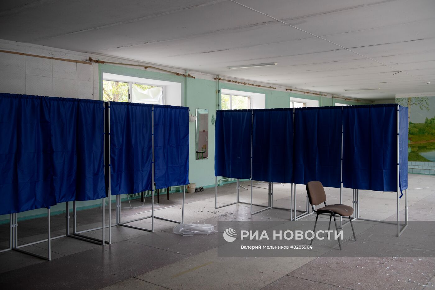Последствия обстрела участка для голосования в ЛНР