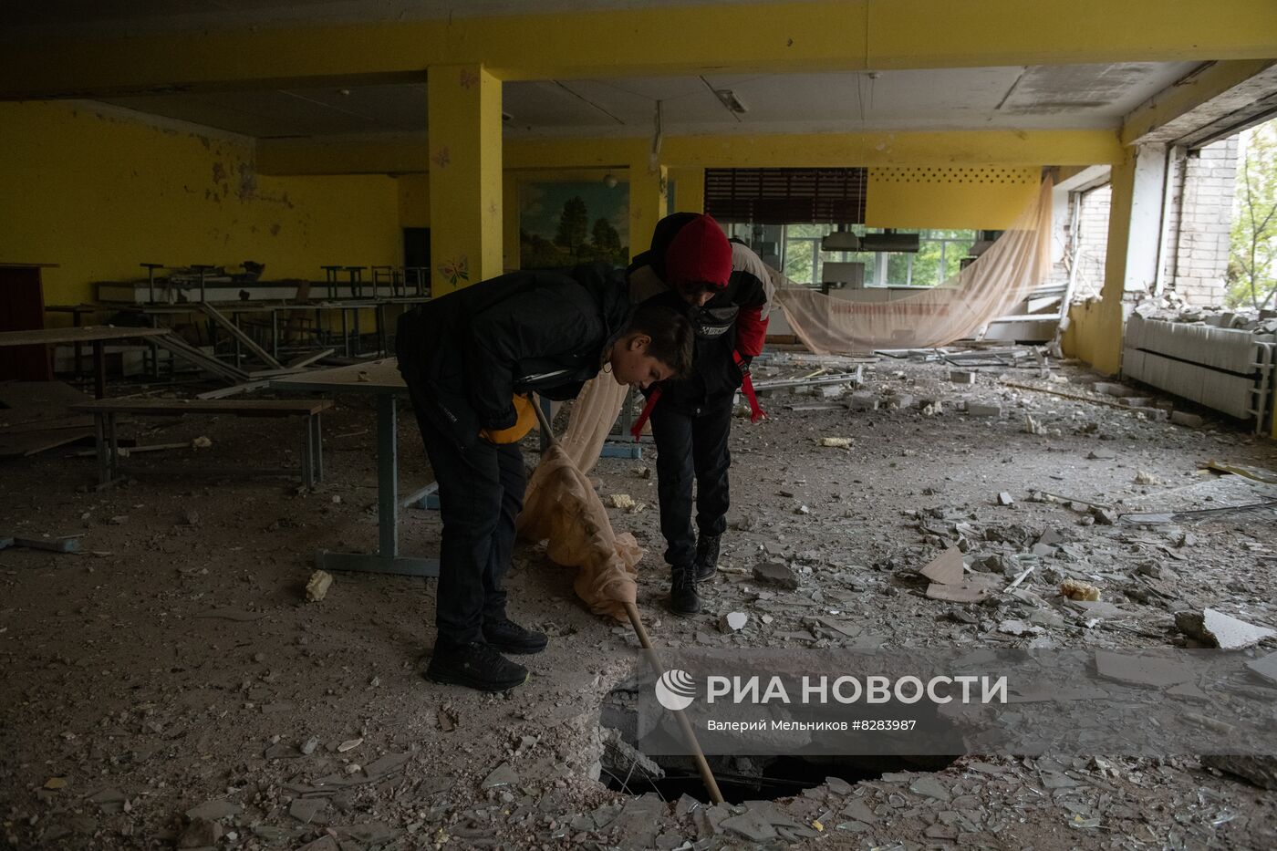 Последствия обстрела участка для голосования в ЛНР