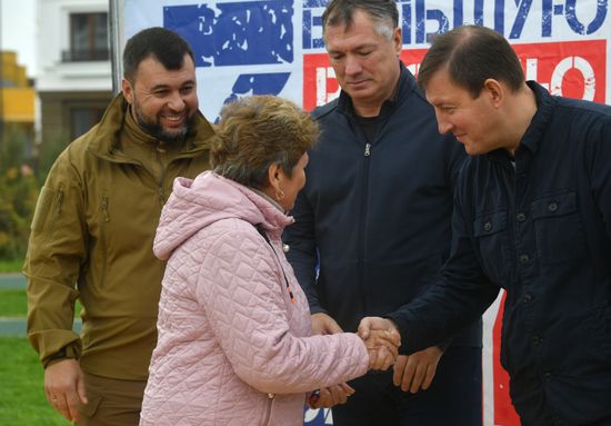 Вручение ключей от новых квартир в Мариуполе