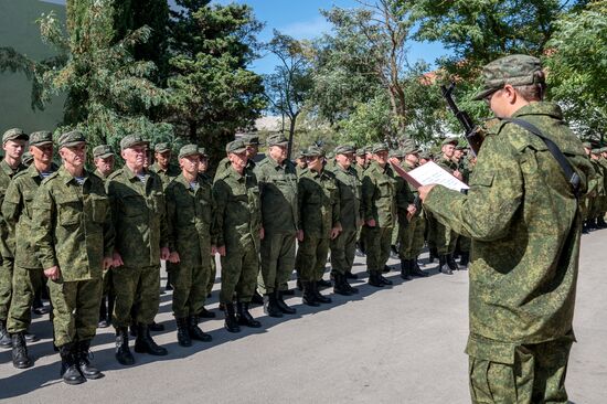 Принятие присяги призванными в рамках частичной мобилизации в Крыму
