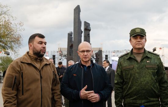 Открытие памятника "Непокоренные" в Краснодоне