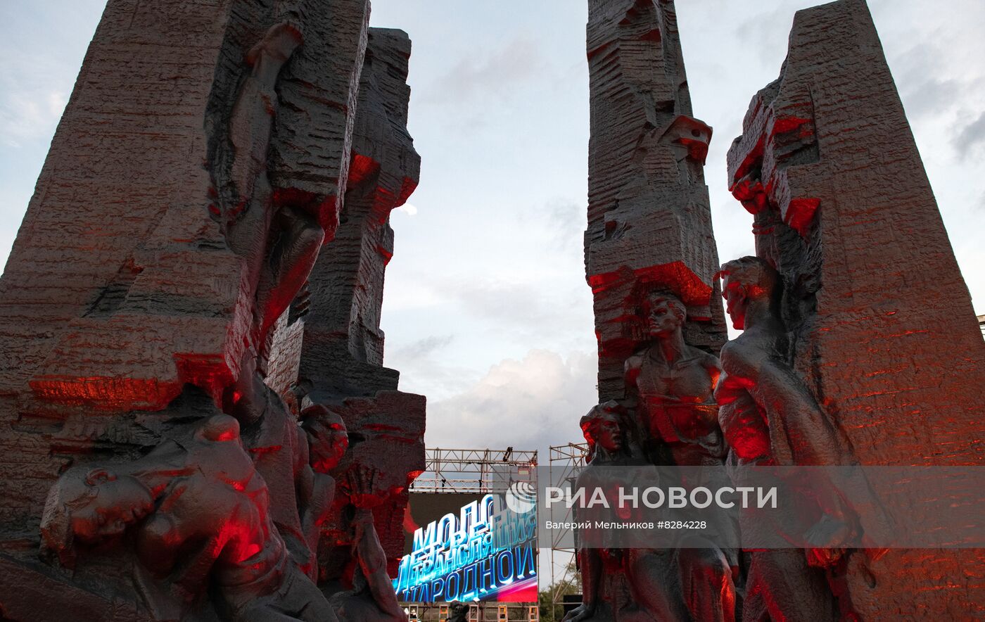 Открытие памятника "Непокоренные" в Краснодоне