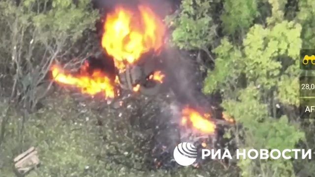 Три уничтоженные артиллерией и беспилотниками бронемашины украинских войск, одна из них догорает