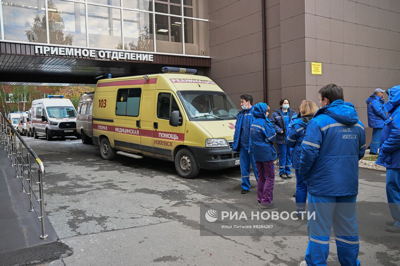 Подготовка к эвакуации пострадавших при стрельбе в школе Ижевска