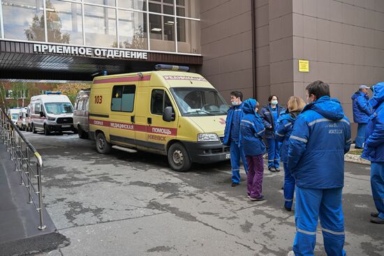 Подготовка к эвакуации пострадавших при стрельбе в школе Ижевска