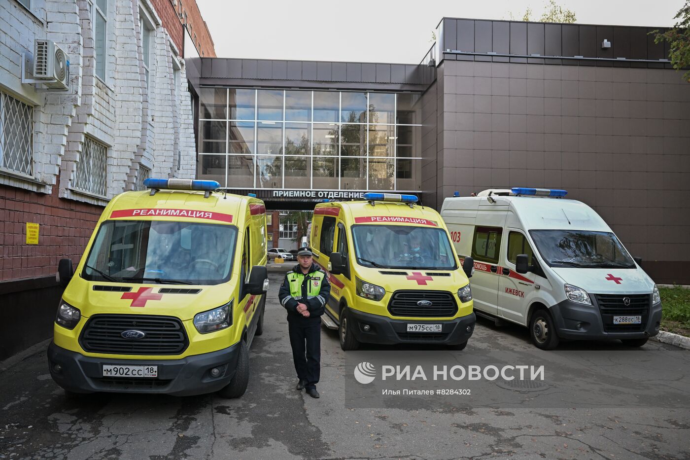 Подготовка к эвакуации пострадавших при стрельбе в школе Ижевска 