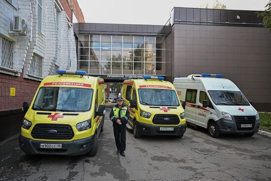 Подготовка к эвакуации пострадавших при стрельбе в школе Ижевска 