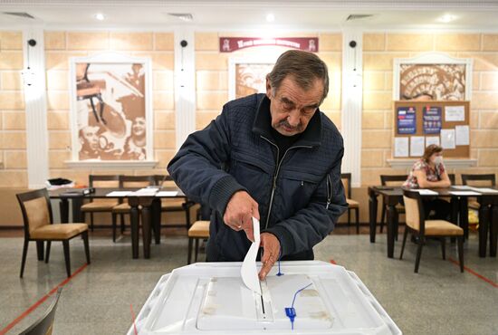 Голосование в Москве на референдумах о присоединении к РФ новых территорий