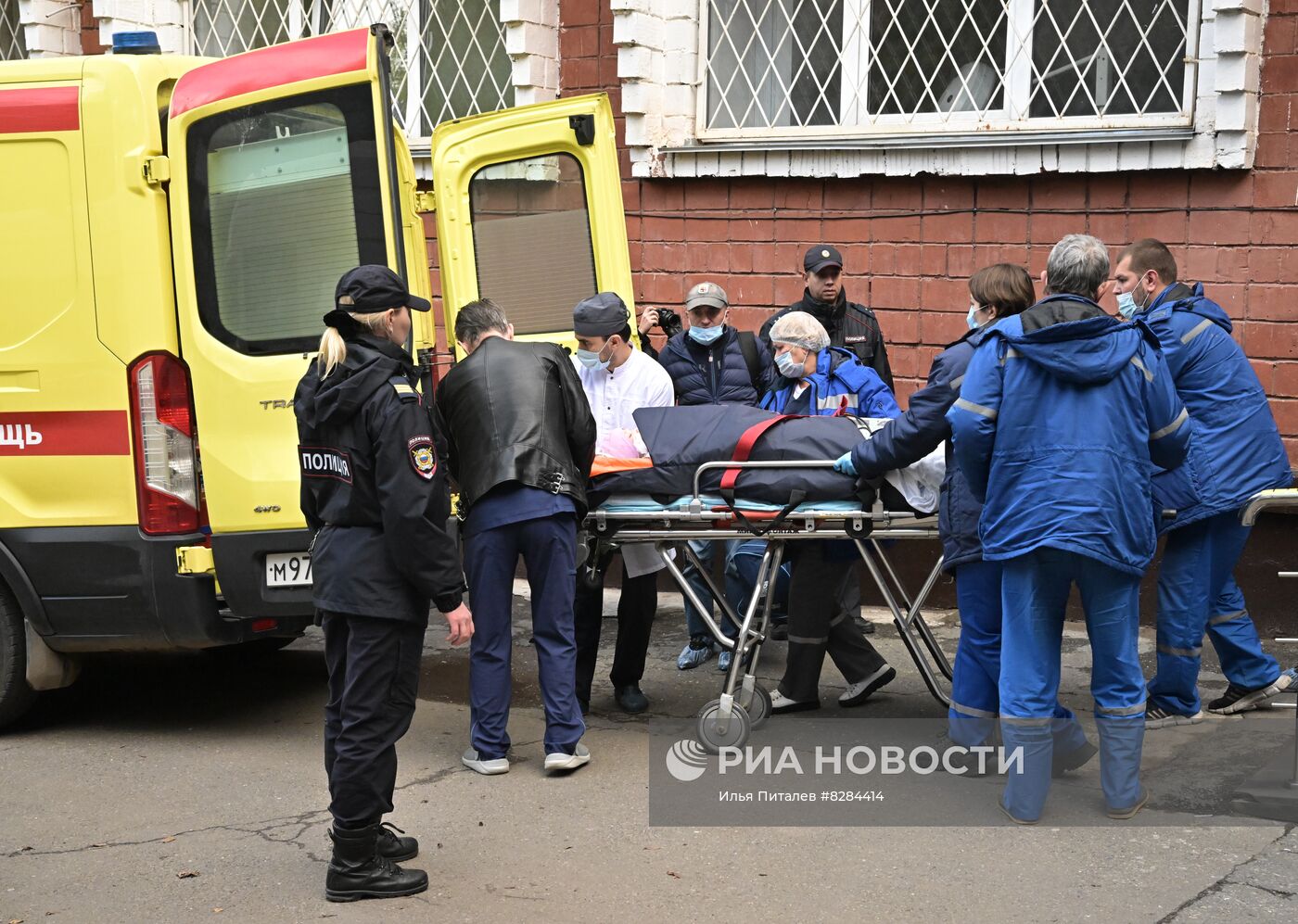 Эвакуация пострадавших при стрельбе в школе Ижевска