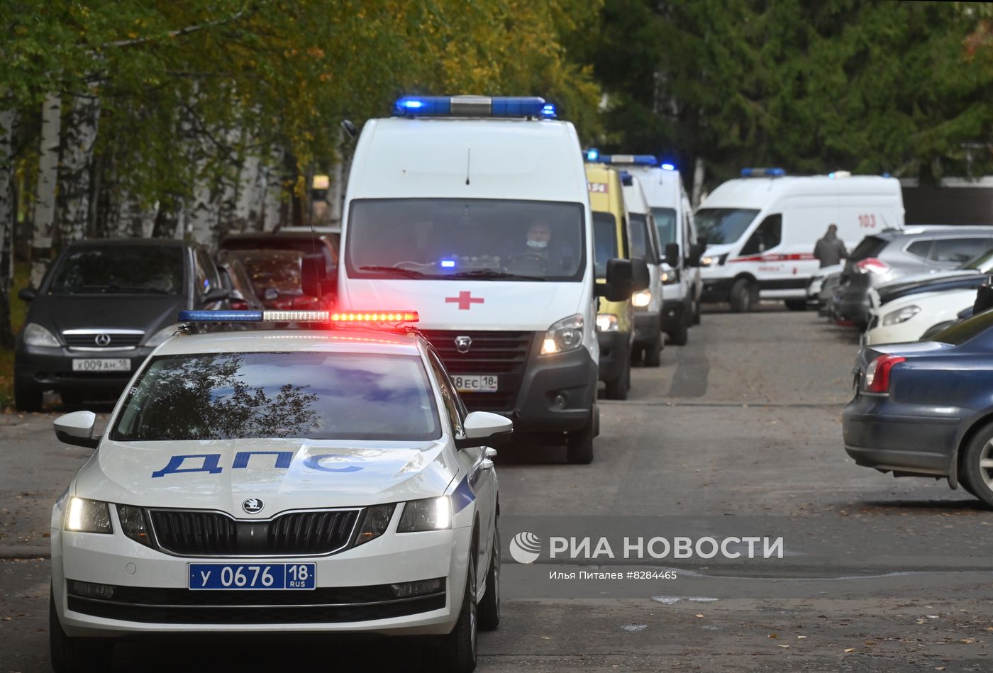 Эвакуация пострадавших при стрельбе в школе Ижевска