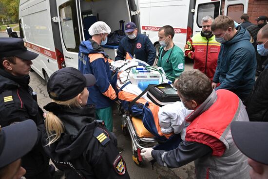 Эвакуация пострадавших при стрельбе в школе Ижевска