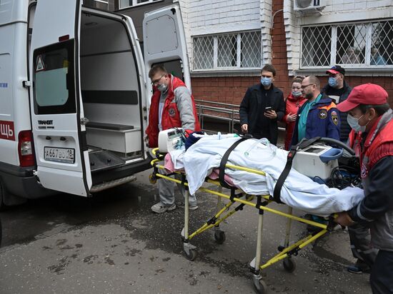 Эвакуация пострадавших при стрельбе в школе Ижевска