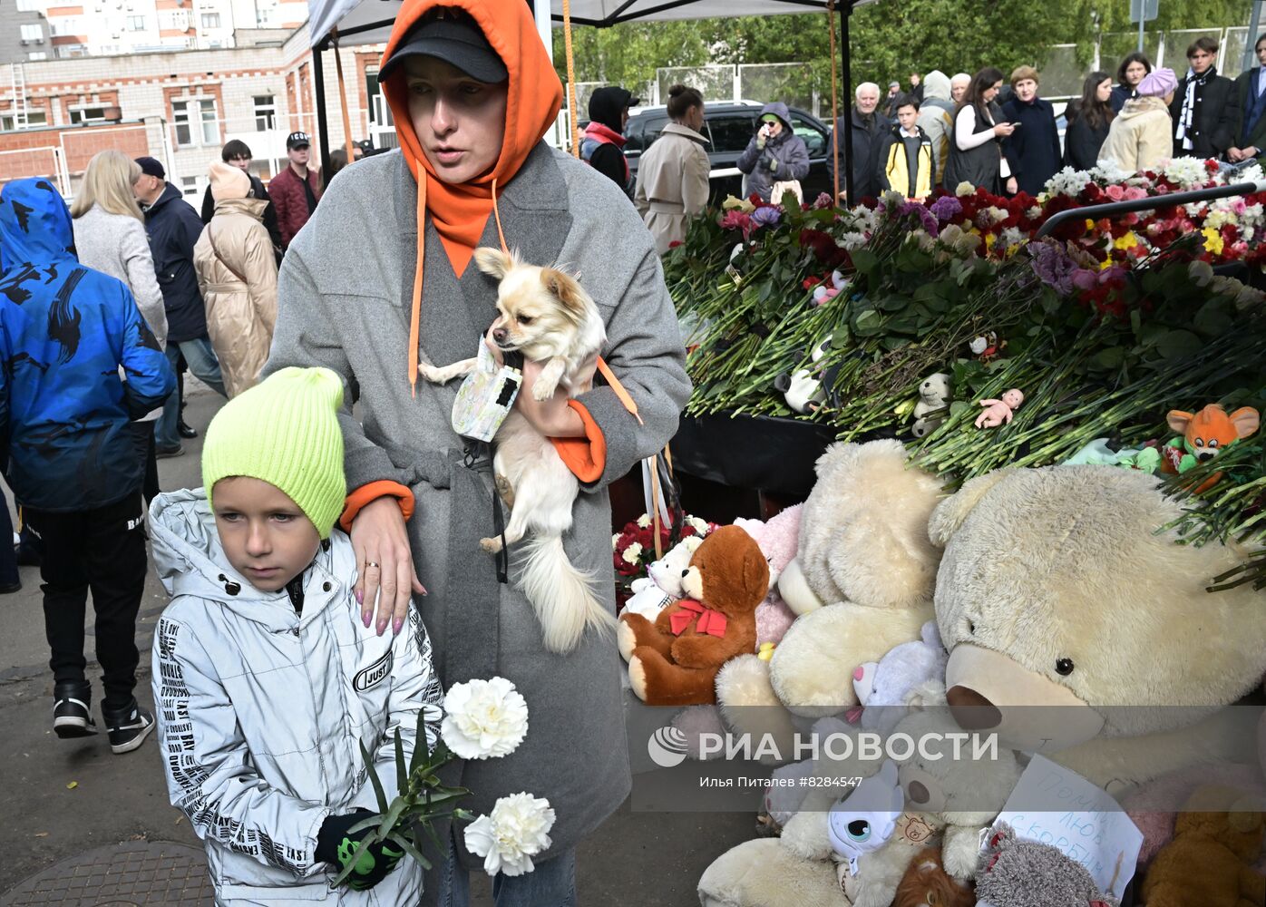 Эвакуация пострадавших при стрельбе в школе Ижевска 