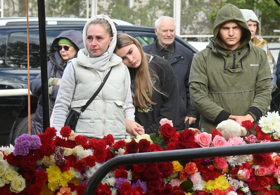 Эвакуация пострадавших при стрельбе в школе Ижевска 