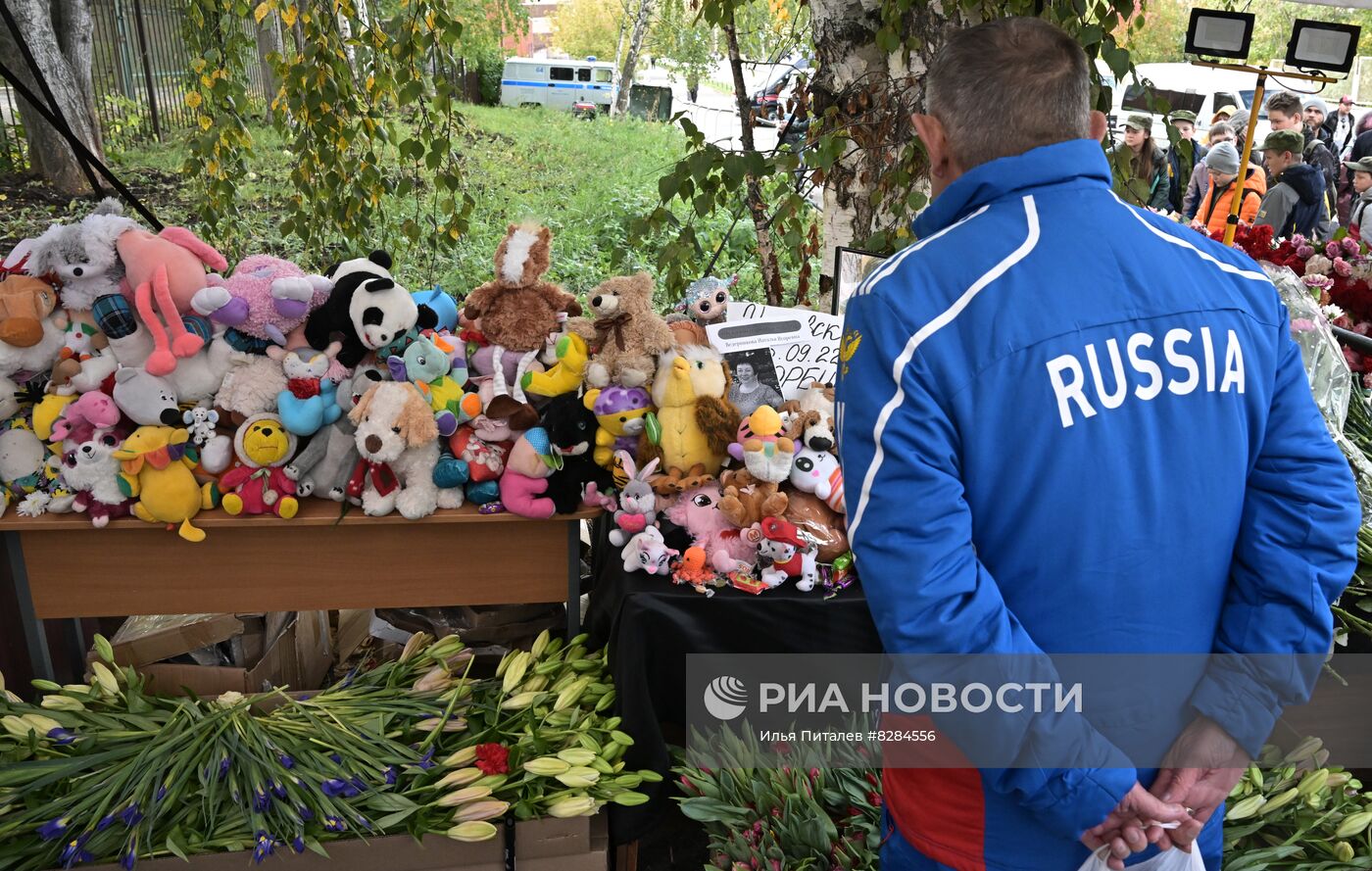 Эвакуация пострадавших при стрельбе в школе Ижевска 