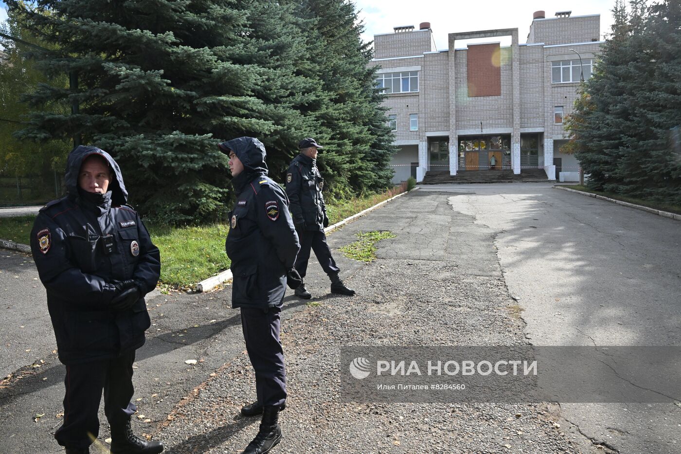 Эвакуация пострадавших при стрельбе в школе Ижевска 